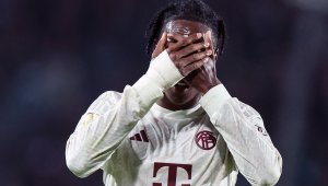 18-годишно хлапе се подигра с бивша звезда на Ман Сити и Арсенал пред погледа на Тиери Анри