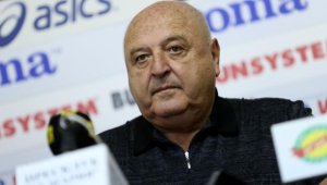Венци Стефанов тропна по масата: Няма шанс Славия да изпадне!