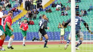 Буфон подобри рекорд, но остава след Иванков