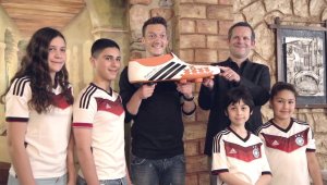 Месут Йозил плати операциите на още 11 деца