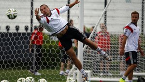 Подолски изпревари "лисиците" Клинсман и Фьолер