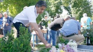 Левски поднесе цветя по случай 52-та годишнина от гибелта на Гунди и Котков