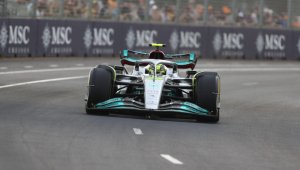 Люис за проблемите на Мерцедес: Каквото и да променим, не работи