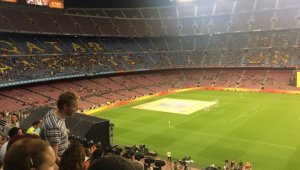 Бивш шеф на Барса плюе по феновете