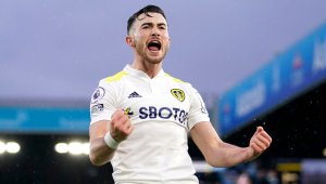 Лийдс се отдалечи от неприятностите, Брентфорд обърна Вила