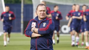 Дик Адвокаат се закани на чехите: Ще атакуваме много