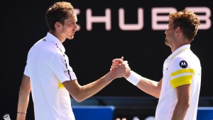 И Медведев мина през 5-сетов трилър