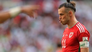 Бейл проплака от червения картон