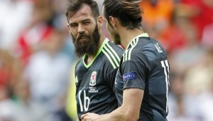 Успехът на Уелс развали плановете на Джо Ледли