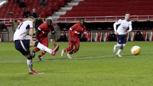 Георги Кабаков отсъди три дузпи и показа червен картон в Лига Европа