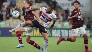 Рояк оси нападнаха Дани Алвеш по време на мач