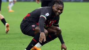 Скандал! Играчи на Милан пеят срещу Ювентус, федерацията разследва