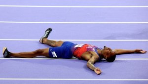 Куинси Хол триумфира със  златото в бягането на 400 м на Париж 2024