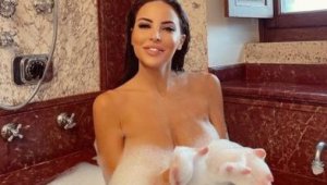 Мацката на Мбапе пъчи пищни гърди на плажа + СНИМКИ