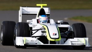 Бътън съди Мерцедес, взима шампионски болид