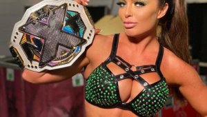 Дрехите й пречат: Уволниха кечистка заради голи СНИМКИ