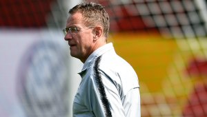 Рангник подсилва Ман Юнайтед с "бик" отзад + СНИМКИ