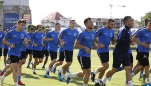 Левски пристигна в Кипър, фенове надъхаха "сините"