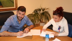 ОФИЦИАЛНО: Божката Митрев подписа с Левски за 1.5 години