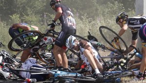 Зверска катастрофа помрачи "Тур дьо Франс" + ВИДЕО И СНИМКИ