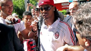 Роналдиньо към "ренде": Моля те, не ме ритай повече! Подарявам ти фланелката си