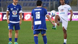 Роналдиньо се завръща! Марадона ще му бъде треньор