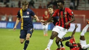 ОФИЦИАЛНО: Астън Вила купи нападател от Ница за 30 млн. паунда