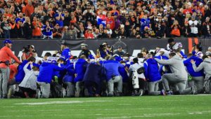 Играч от НФЛ е в критично състояние, след като колабира на терена 