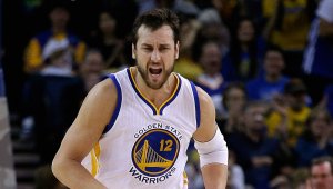 Шампион с Уориърс подсилва Лейкърс