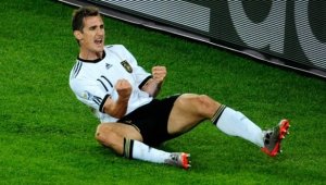 Клозе по петите на Пеле и Роналдо