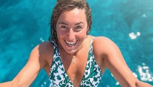 Тя не е жена за един мъж: Палавата Годжа по бански в Дубай + СНИМКИ