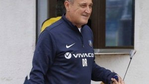 Треньор на хартия: Роси ще "води" Левски до 1 август