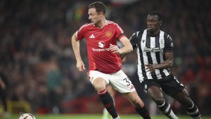 Записал 241 мача за Ман Юнайтед излезе в пенсия