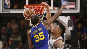 Голдън Стейт тръгна лошо, но отнесе Сан Антонио