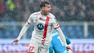 Милан продава Малдини