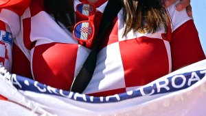 Фенки с огромни цици подкрепят Хърватия + СНИМКИ