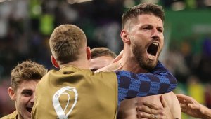 Героят за Хърватия срещу Бразилия мачка чаршафите със секси журналистка + СНИМКИ