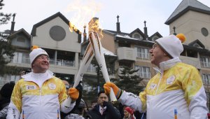 Томас Бах се включи в щафетата с олимпийския огън в Пьончан