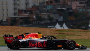 Макс надви Себ и Люис, Рикардо отново наказан