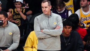 ЛА Лейкърс уволнява треньора след резила