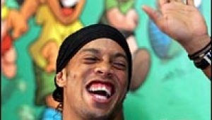 Синът на Роналдиньо пазен от трима гардове