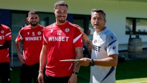 Христо Янев бесен на играчите, след като ЦСКА стана за смях