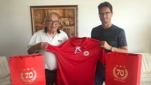 Ще има ли събличане? Спряган за нов шеф на Левски се оказа фен на ЦСКА + СНИМКА