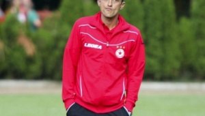 Джуджето шпионира Берое