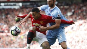 Депай изрева, че е закотвен на пейката