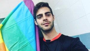 Нацупен гей заряза съдийството