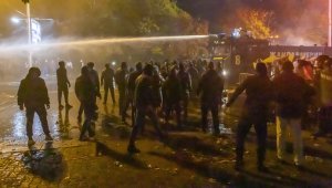 Протестиращите са изтласкани, запалиха кофи за боклук + ВИДЕО И ГАЛЕРИЯ