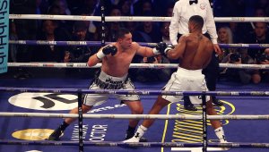 Три нокдауна: Джоузеф Паркър отново наби Дерек Чисора 