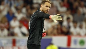 Вратарят на Словения се утешава със секси тенисистка + СНИМКИ