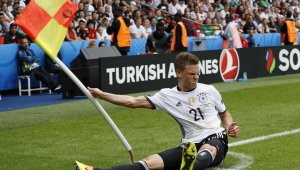 Гей скочи на Джошуа Кимих